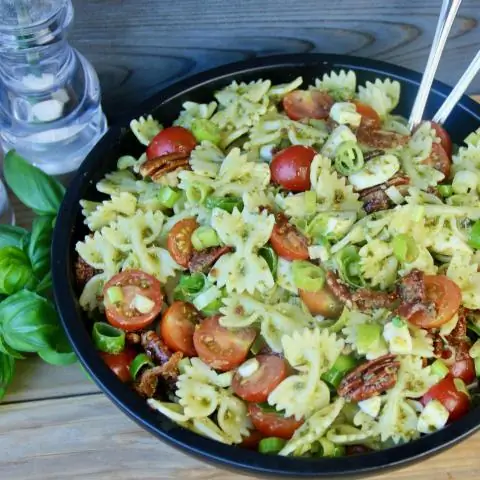 Теплый салат из макарон с помидорами, моцареллой, базиликом