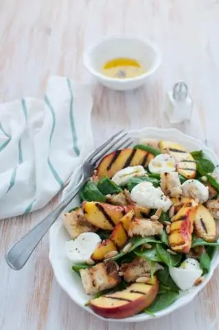 Insalata di spinaci с пиноли и кростини