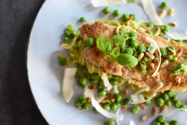 Fish – жареный морской окунь под пикантной пеной с бобами