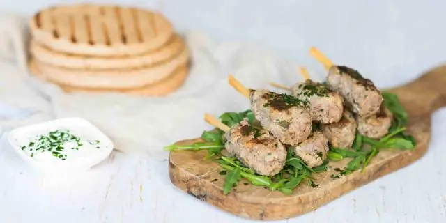 Западная сковорода с луком и смешанным говяжьим фаршем
