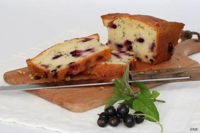 Торт из черной смородины с маслом и сахаром