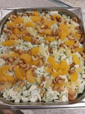 Вальдорфский салат с консервированными ананасами и сельдереем