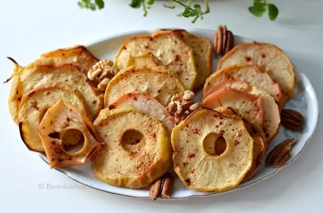 Сырные оладьи на кусочках яблока
