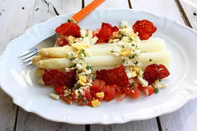 Спаржа с томатной корочкой и хрустящим соусом
