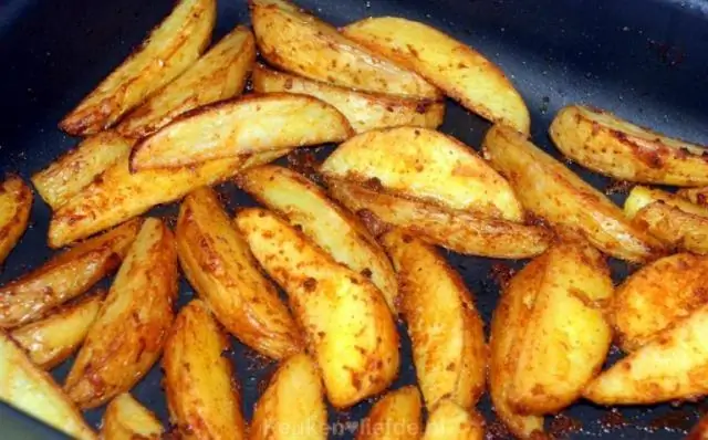Картофельные дольки с перцем и помидорами из духовки