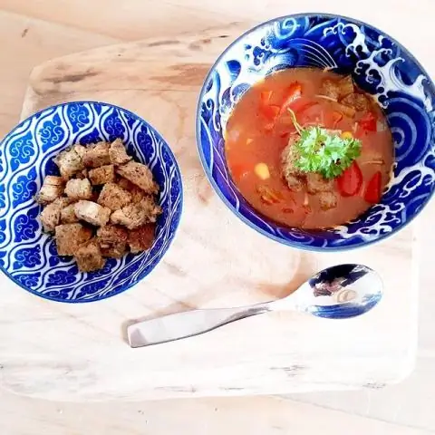 Томатный суп с гренками