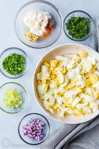 Слоеный салат с сельдереем и вареными яйцами