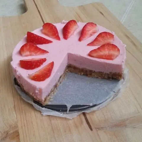 Клубничный торт также хорош с красной смородиной