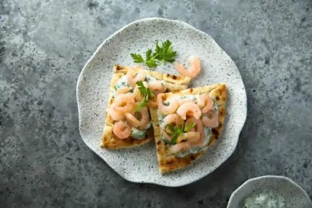 Салат из морепродуктов со сливочно-имбирным соусом