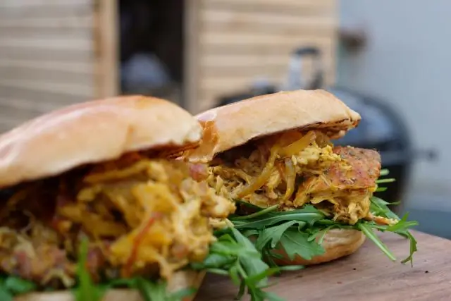 Сэндвич с курицей и салатом из капусты