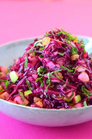 Стейк из филе говядины с салатом из красной капусты