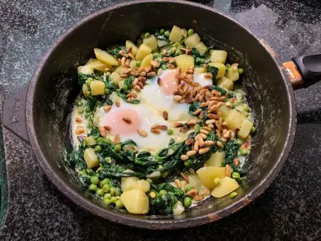 Студень из птицы с овощами и яйцом