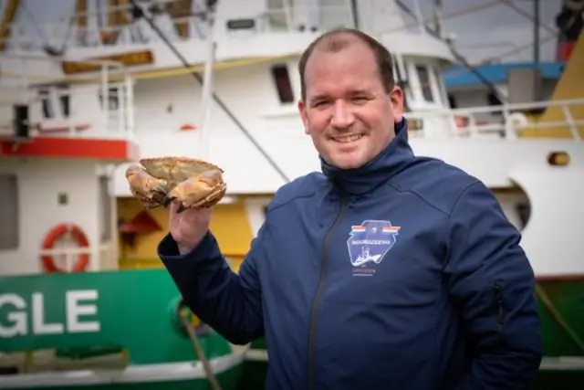 Медальоны из морского черта с трюфельными помидорами черри и картофелем