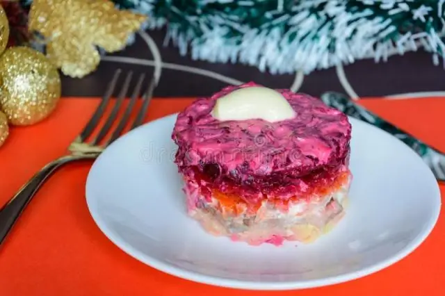 Слоеный салат с салатом из маринованного сельдерея и сушеной консервированной кукурузой