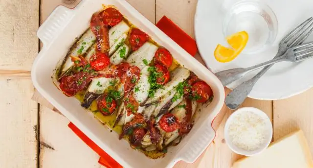 Филе минтая с цикорием и помидорами