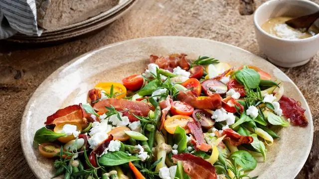 Фермерский салат с ветчиной и зеленым горошком