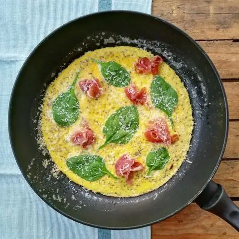 Омлет с пармезаном, луком-пореем и ветчиной
