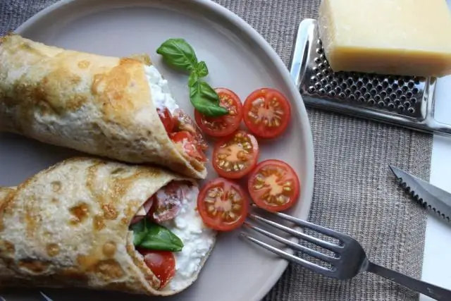 Омлет с ветчиной серрано, сыром и помидорами черри на гриле