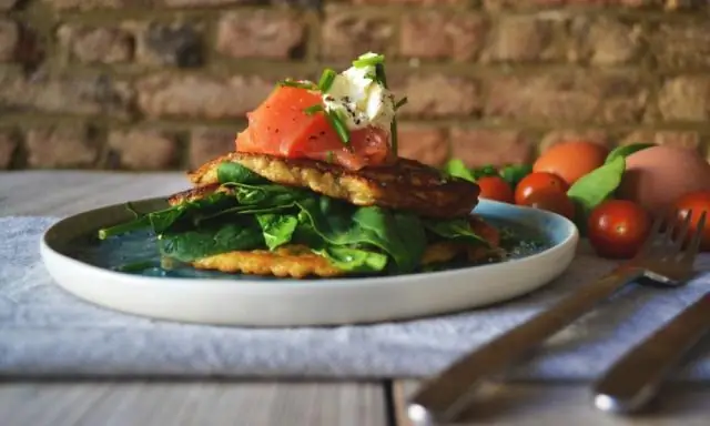 Блины с копченым лососем, зеленым луком и сметаной