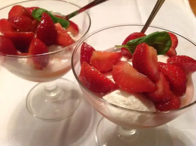 Горшечный мусс с маринованной клубникой