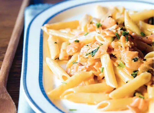 Пенне с копченым лососем