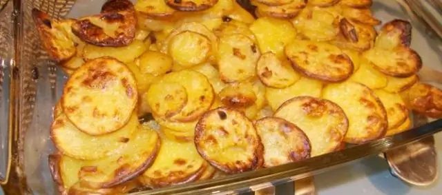 Картофельный гратен с картофелем и зубчиком чеснока