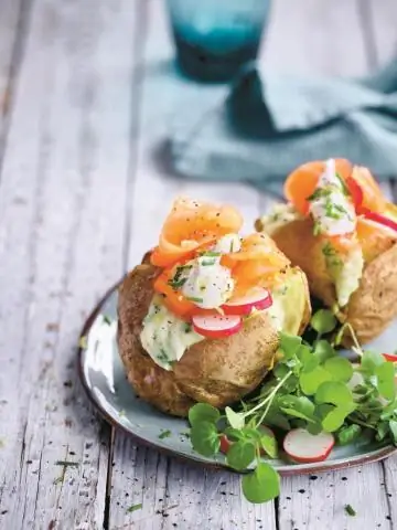 Жареный картофель с копченым лососем