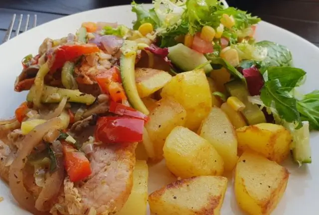 Запеченное филе свинины на помидорах