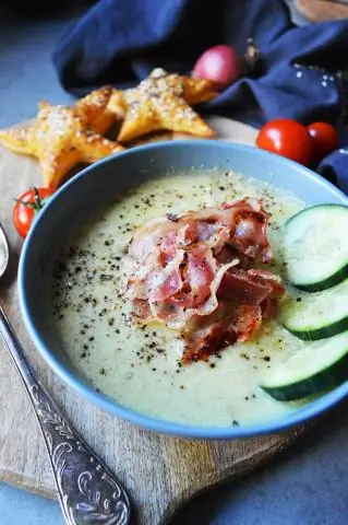 Огуречный суп с печеньем из слоеного теста