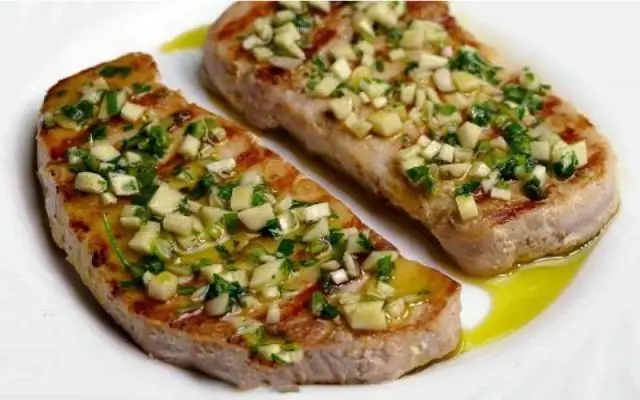 Перченая корейка с фасолью, тушеным чесноком и сливочной пеной