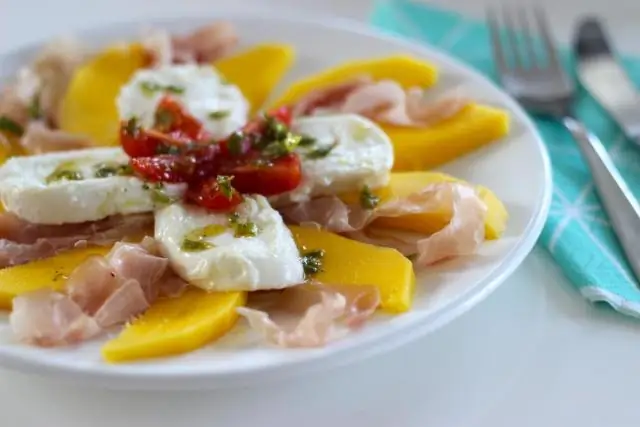 Карпаччо из манго с пармской ветчиной и моцареллой