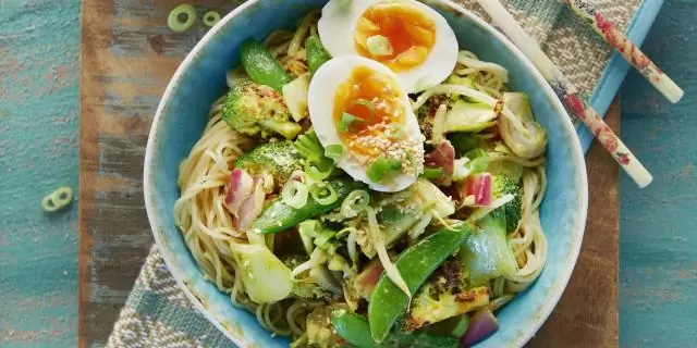 Лапша и овощи в арахисово-кокосовом соусе