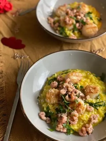 Ризотто с шафраном, королевскими креветками и гребешком