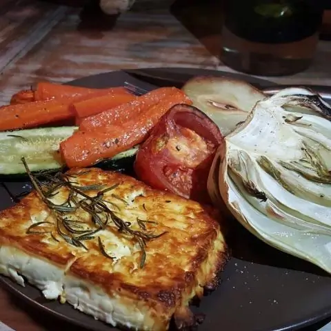 Жареный сыр фета в алюминиевой фольге