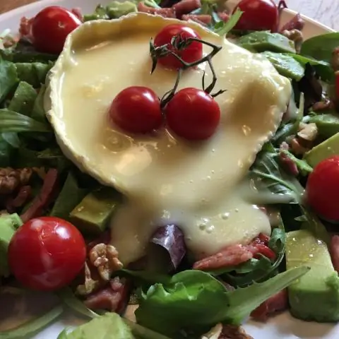 Половинки камамбера в панировке с салатом