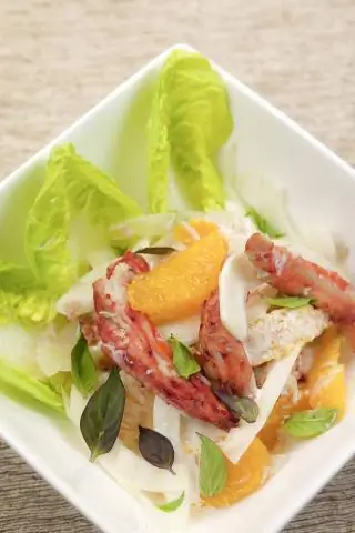 Салат из свежих крабов с апельсином и мандарином