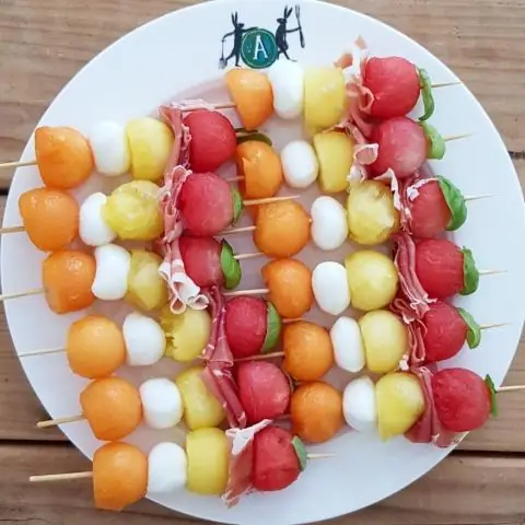 Шашлычки из моцареллы с базиликом