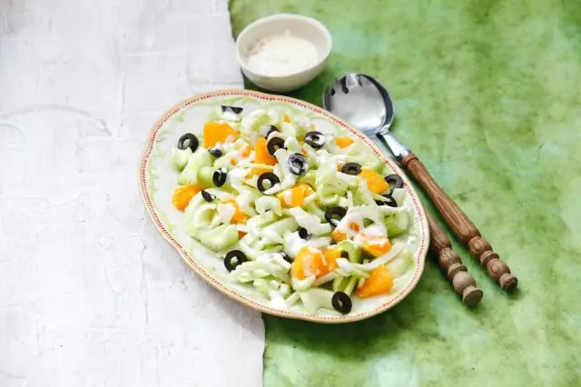 Салат из сельдерея от Фредди с ореховым соусом и апельсинами