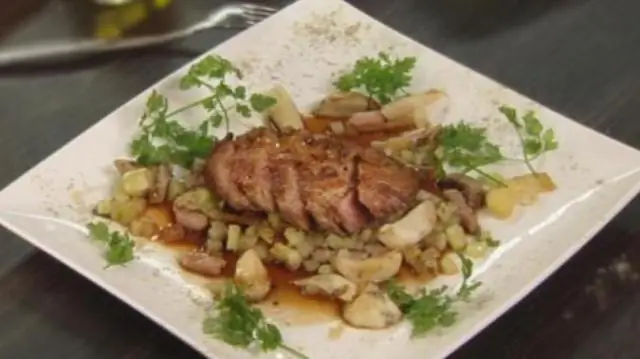 Дикая утка с белыми грибами