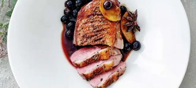 Дикая утка с портвейном, красной капустой с клюквой и ореховыми крокетами