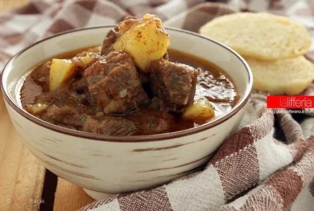 Спеццатино тушеная телятина с виноградом