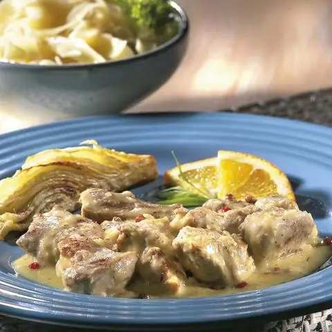 Розовая телятина с орехами на тимьяне