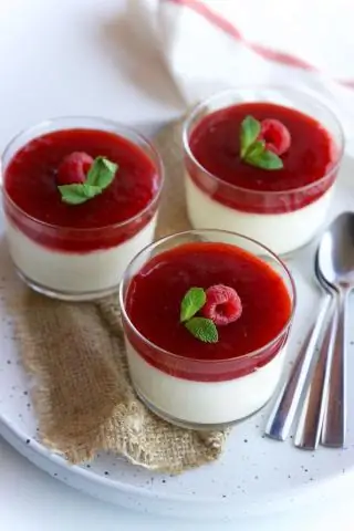 Мороженое с базиликом и малиновым соусом