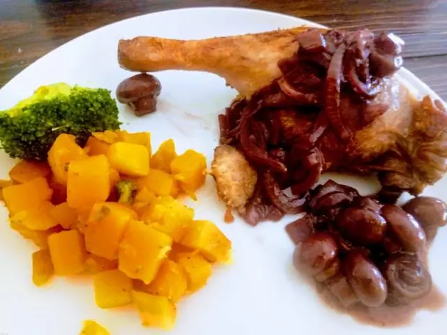 Утиные ножки в соусе из красного вина