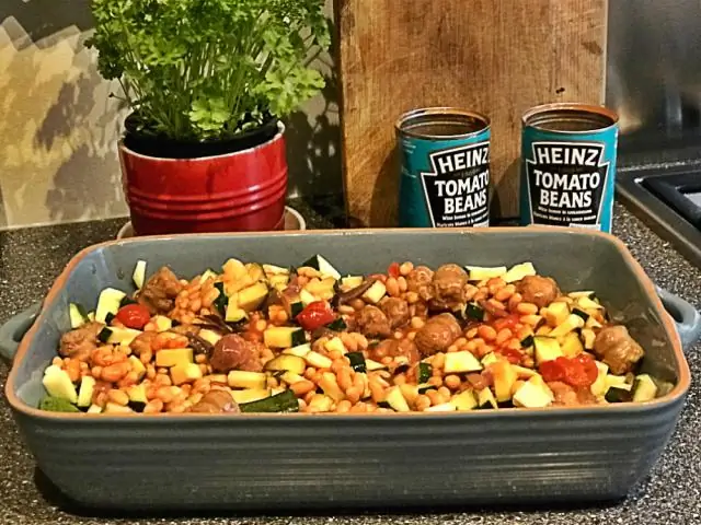 Запеканка из белой фасоли с луком и зубчиками чеснока