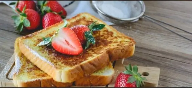 Доска со старыми булочками и яйцами