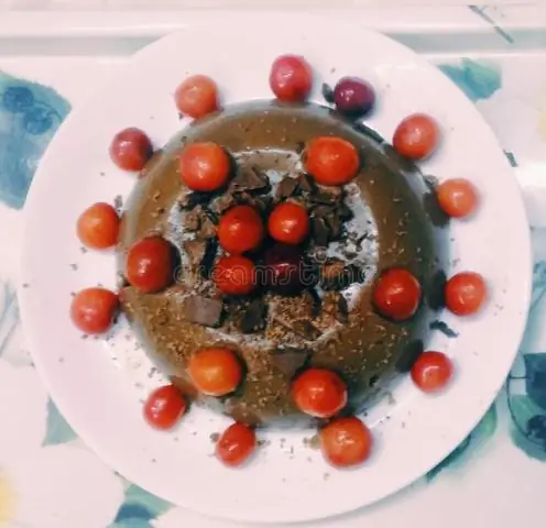 Шоколадный пудинг с вишней