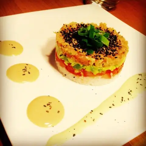 Тартар из тунца с суши из филе тунца