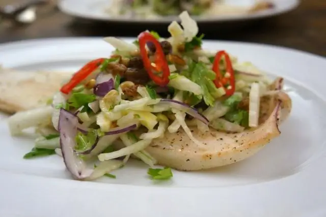 Салат из кальмаров с замороженными кальмарами и помидорами для бифштекса, очищенными и нарезанными кубиками