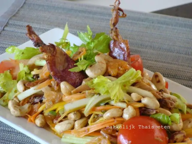 Тайский салат из кальмаров